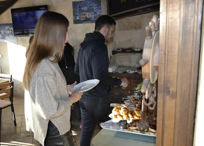 Shoestring Stone House 3*